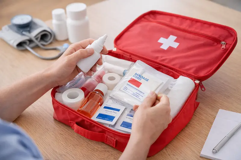 Trusa de prim ajutor acasa cu produse esentiale pentru urgente